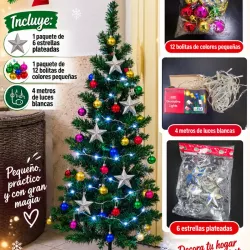 Árbol con luces y estrellas plateadas