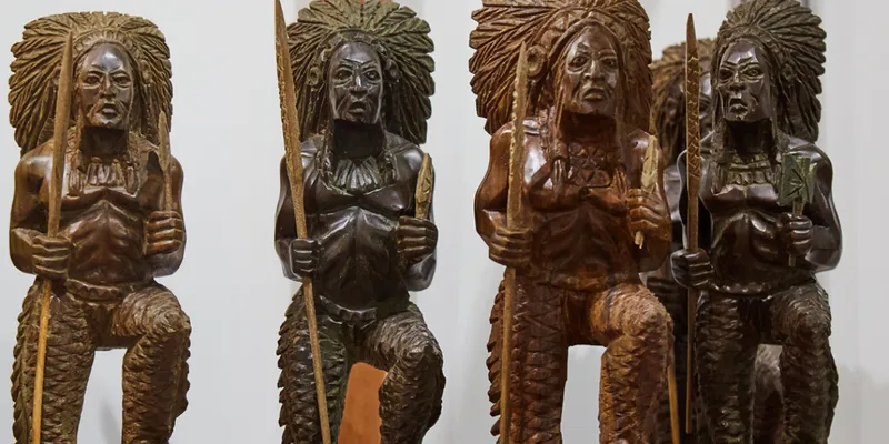 estatuilla de indios