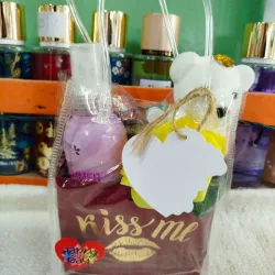 Bolsa de regalo con peluche chiquito y colonia