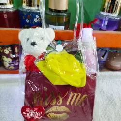 Bolsa de regalo con peluche pequeño y colonia 