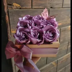 Caja de regalo con 9 rosas eternas 