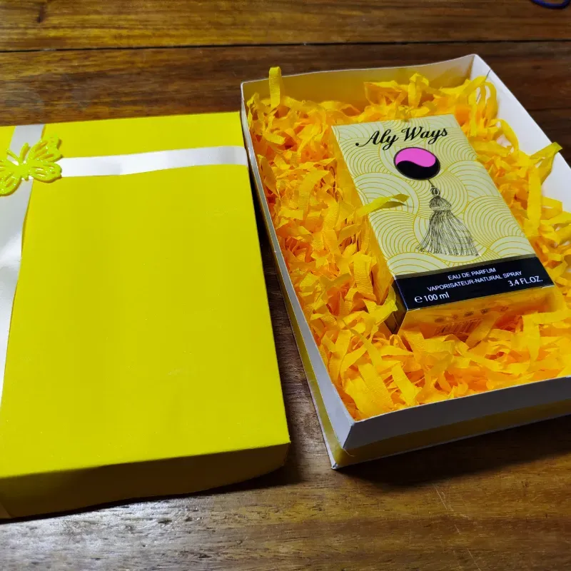 Caja de regalo con perfume 