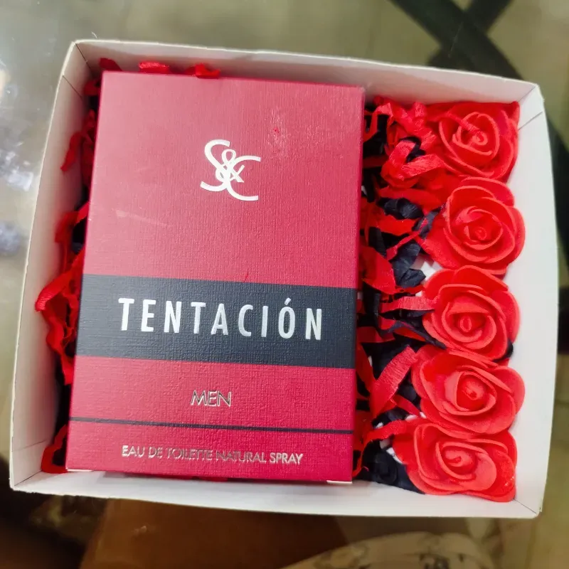 Caja pequeña con perfume y rosas eternas 