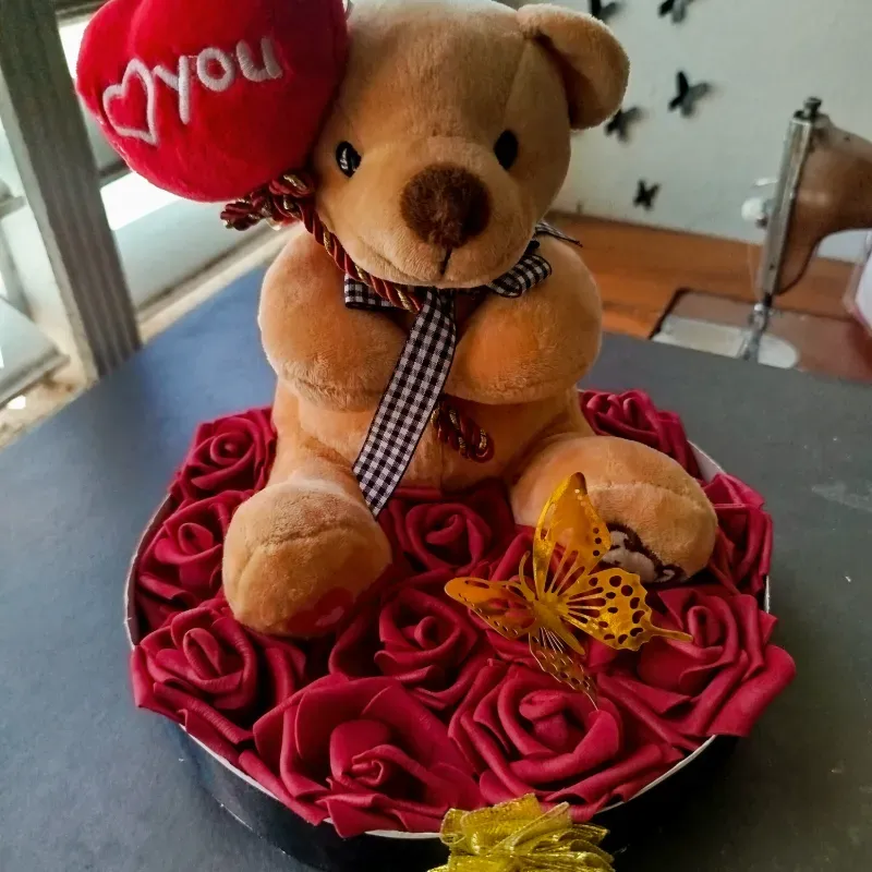 Caja redonda con peluche mediano y rosas eternas 