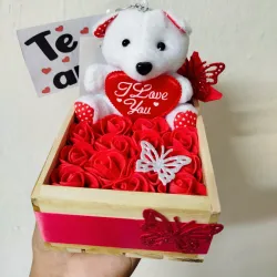 Cajita con osito y rosas eternas 