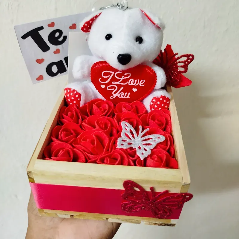 Cajita con osito y rosas eternas 