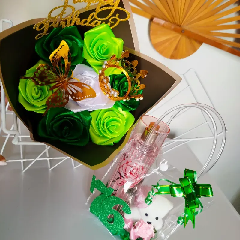 Carterita de regalo con ramo de 7 rosas eternas 