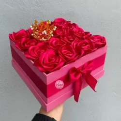 Regalo con 16 rosas eternas 