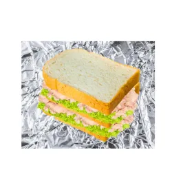 Sándwich de Atún ((Sándwich triple de pan de molde (3 tapas)  con pasta de atún (Atún, sal, pimienta,  cebolla picada) mayonesa y lechuga )