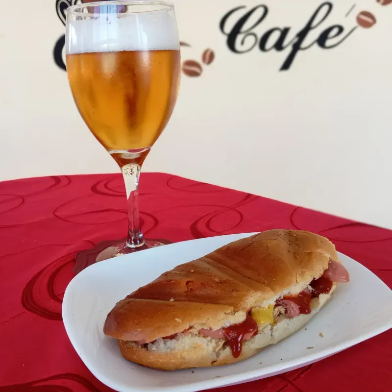 Cerveza fría con entrante de pan con salchicha 