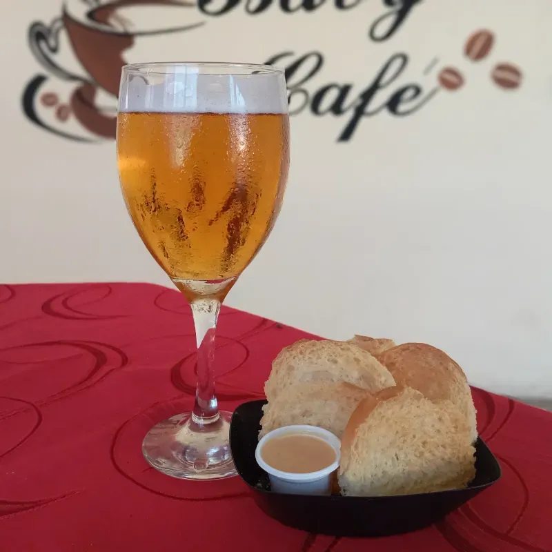 Cerveza fría con entrante de tostada con aderezo 
