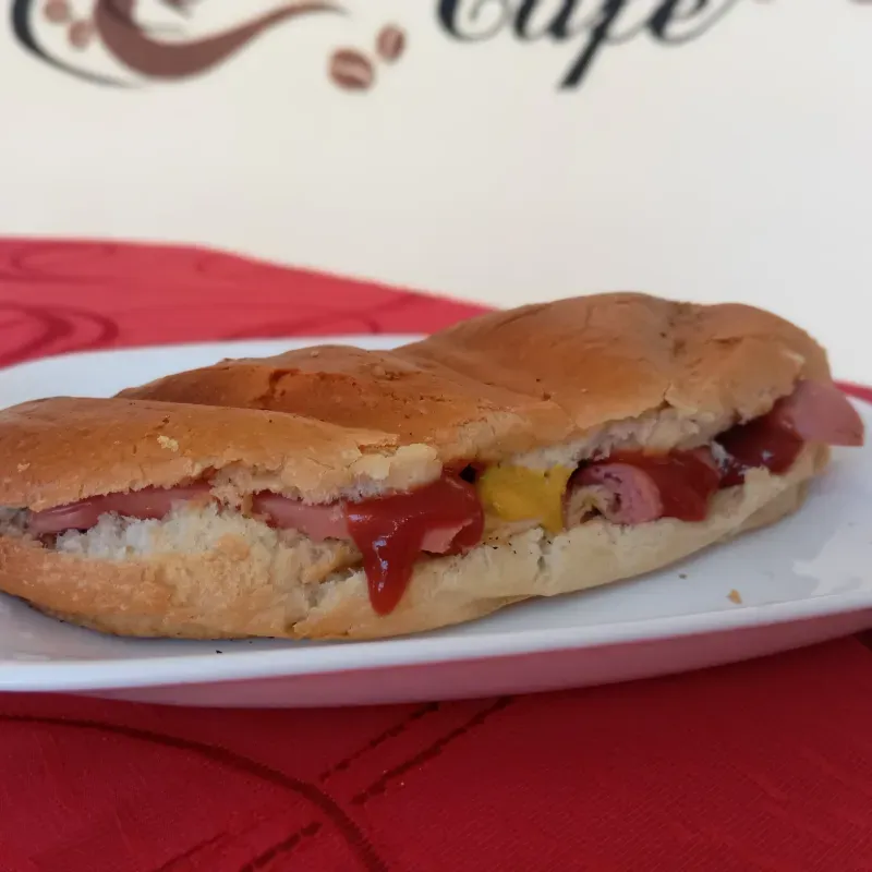 Pan con salchicha y queso 