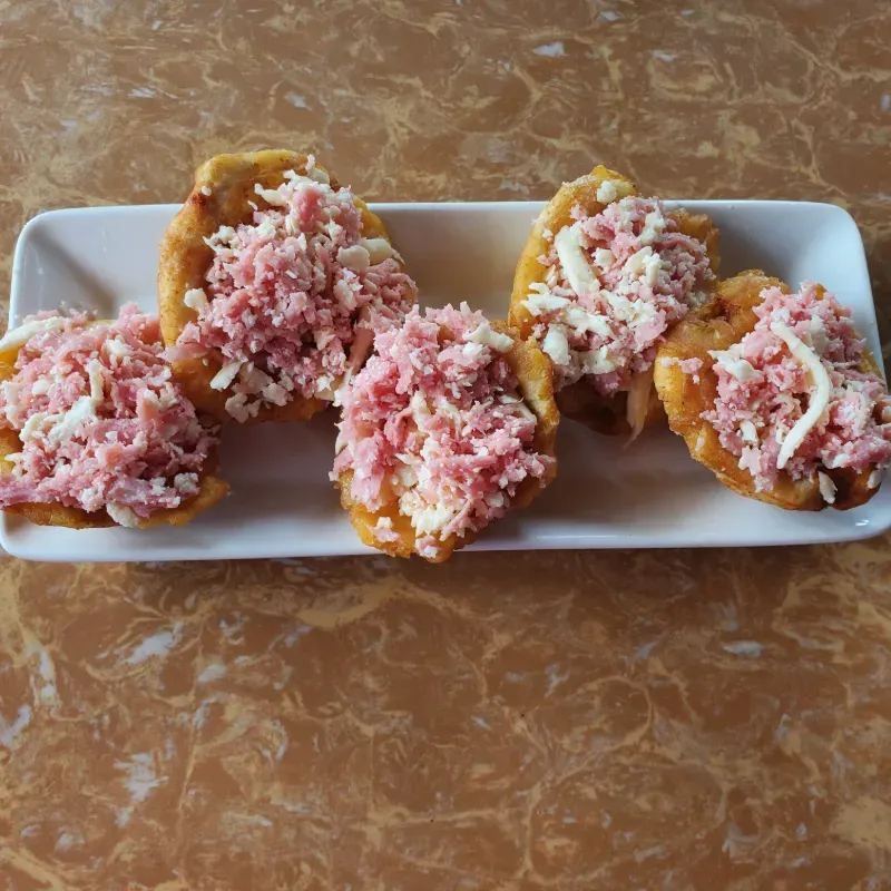 Tostones rellenos con jamon y queso