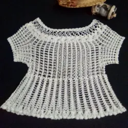 Blusa blanca con calado.