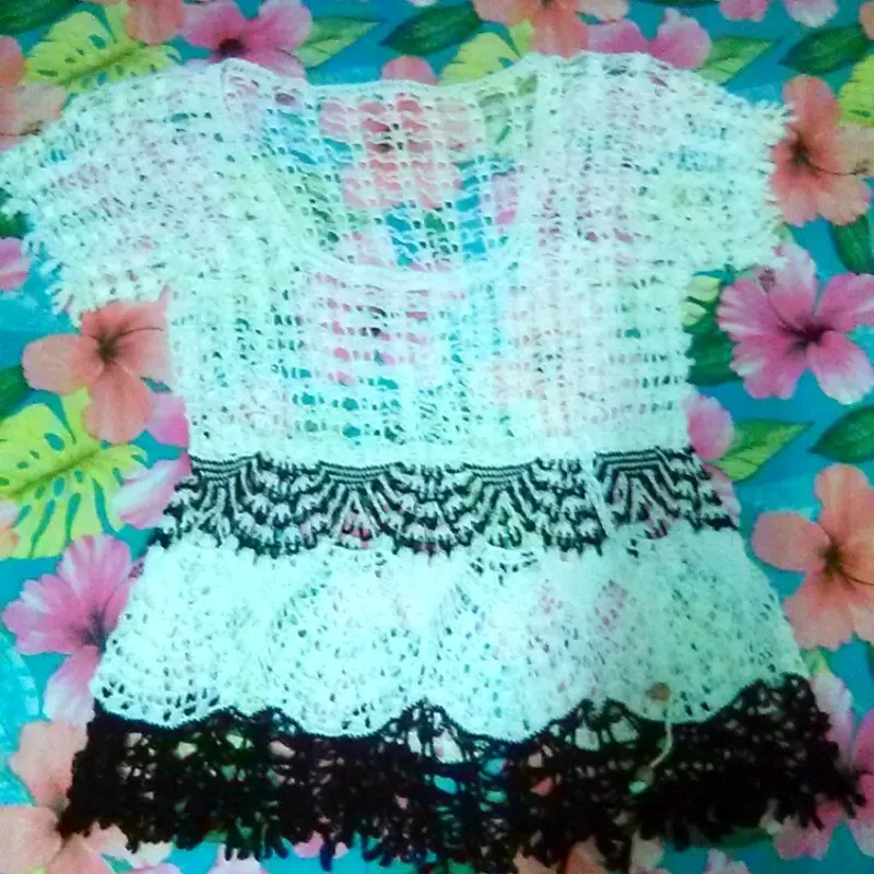 Blusa blanca y negra