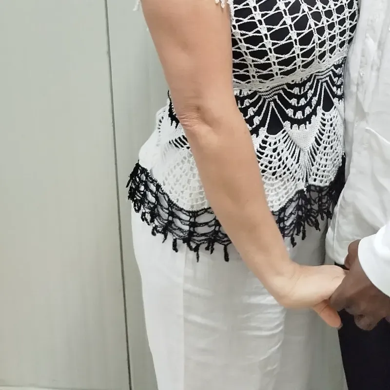 Blusa contraste negro y blanco con piñas