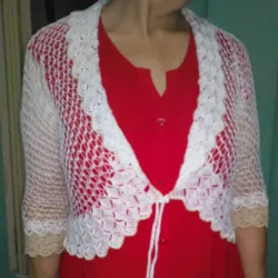 Bolero con puños en beige.