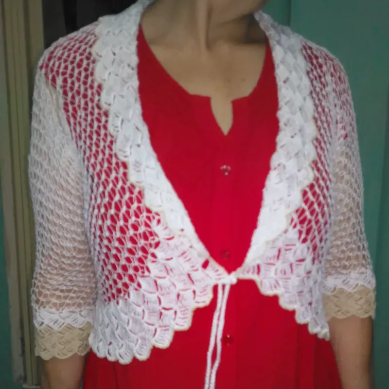 Bolero con puños en beige.