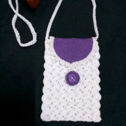 Cartera pequeña portacelular en morado.