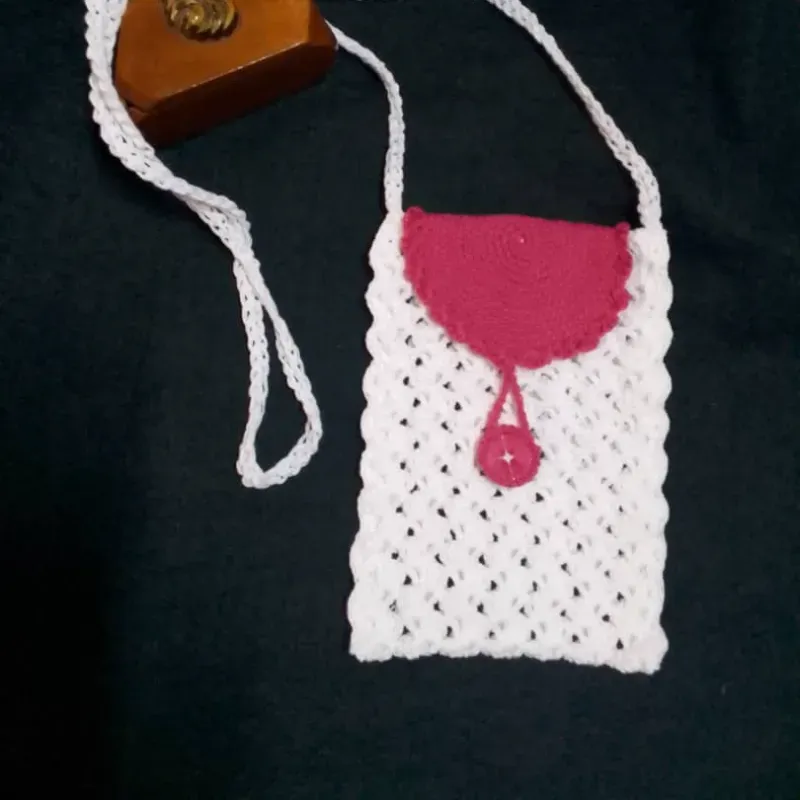 Cartera pequeña portacelular en rosa.