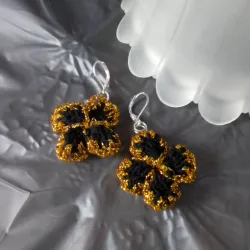 Flor de 4 pétalos con borde dorado