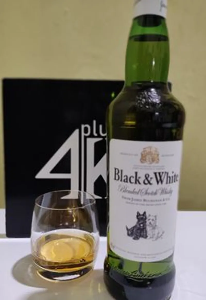 Aislar no pagado cola Whisky Black and White , Bebidas por Tragos (45 ML) - Bar 4K Plus | El  Yerro Menu