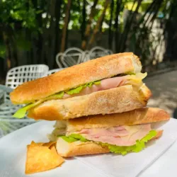 Sandwich de jamón y queso Gouda