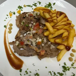 Bistec de pollo grille con papas fritas