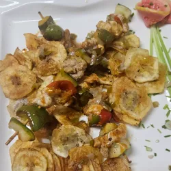 Brochetas de cerdo y vegetales