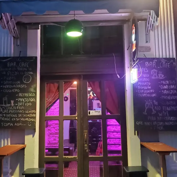 Disfruta de una experiencia única en el Bar Café Cincuenta Diez, un acogedor establecimiento en Cienfuegos que combina tradición y modernidad. Saborea exquisitos cócteles preparados con maestría y deliciosos aperitivos en un ambiente relajante y auténtico.