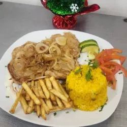 Bistec de Cerdo Encebollado
