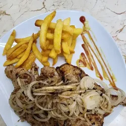 Bistec de Cerdo Encebollado