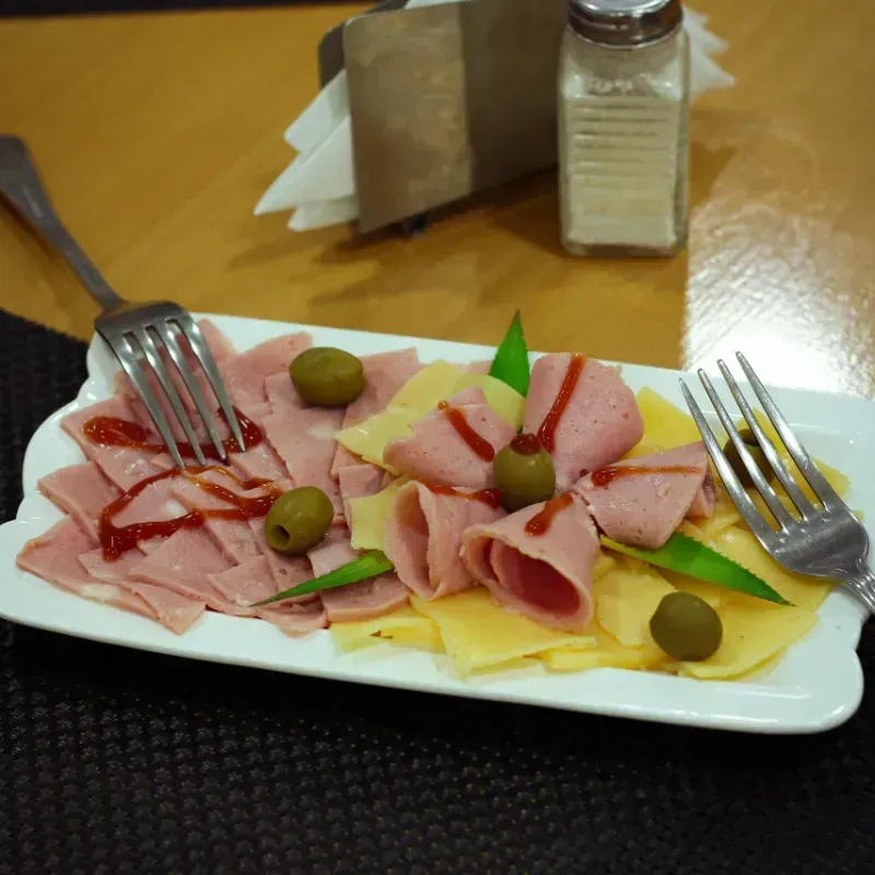 Entremes de Jam贸n y Queso Gouda