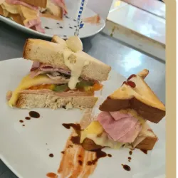 Sándwich de Jamón, Queso Gouda y Vegetales
