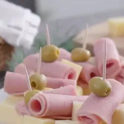Pinchos de jamón, queso y aceitunas 