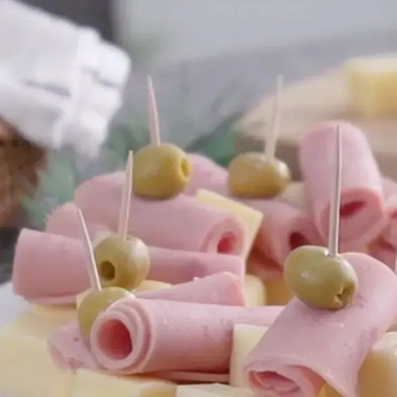 Pinchos de jamón, queso y aceitunas 