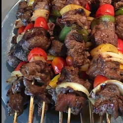 Brochetas de cerdo y vegetales