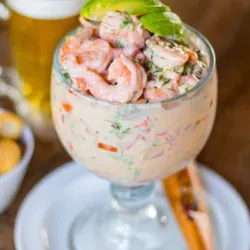 Cóctel de camarones al estilo mediterráneo