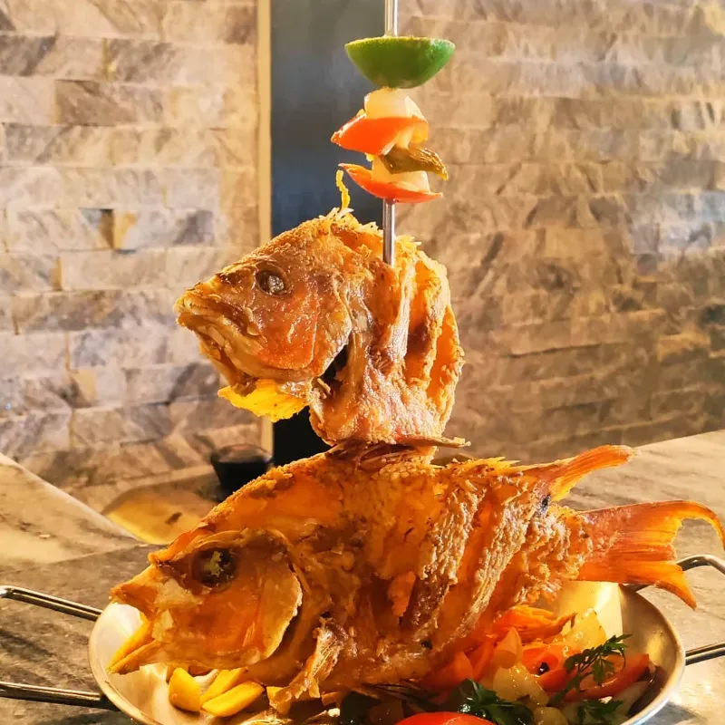 Pescado entero frito al limón 