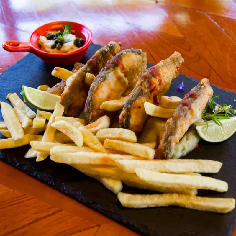 Rueda de pescado frita con salsa tártara 