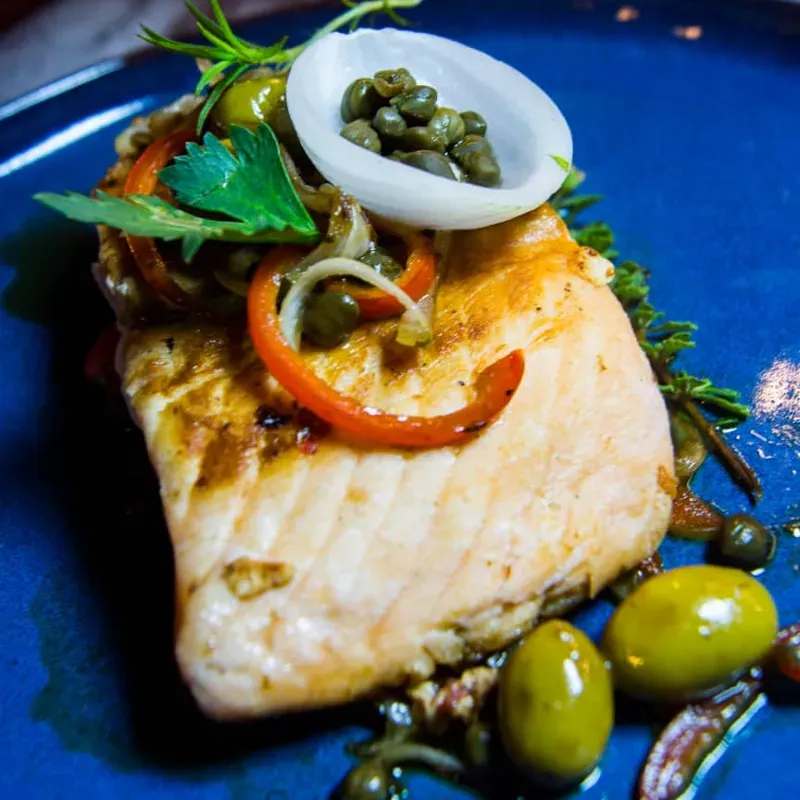 Salmón a la brasa con fina hierbas 