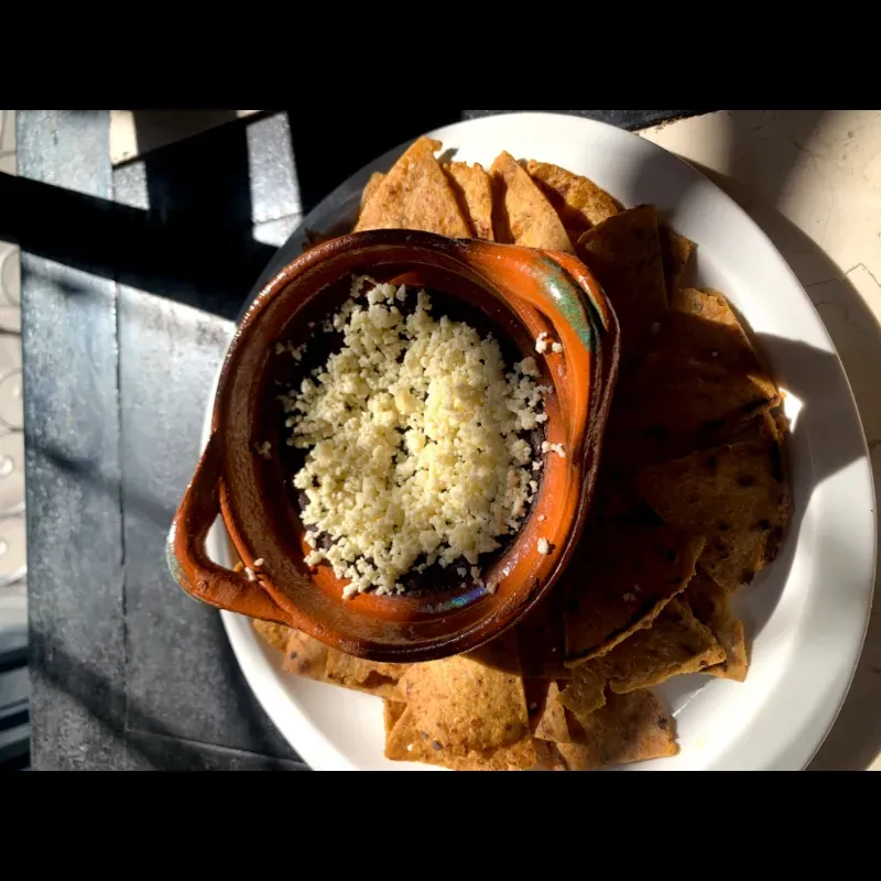 Totopos con frijol y queso