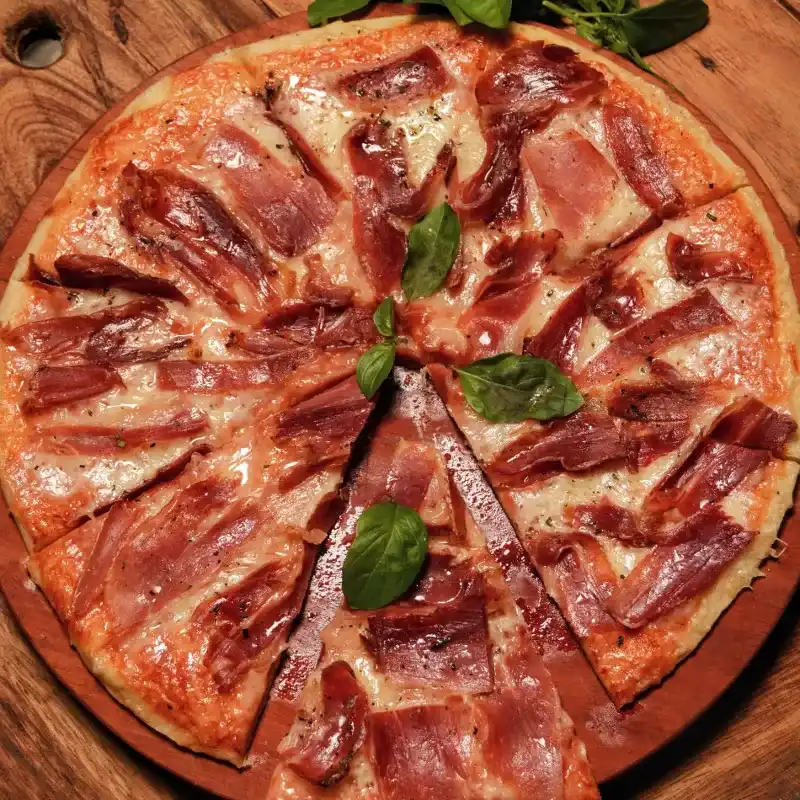 Pizza com jamón serrano y queso gouda 