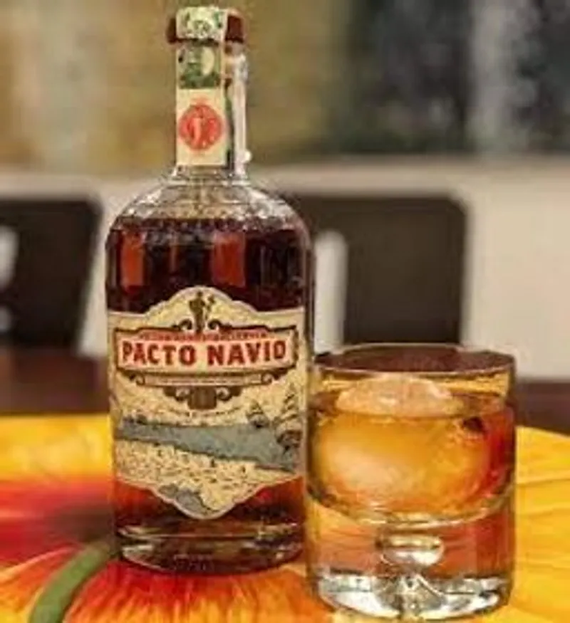 Botella de Ron Havana Club Pacto Navío