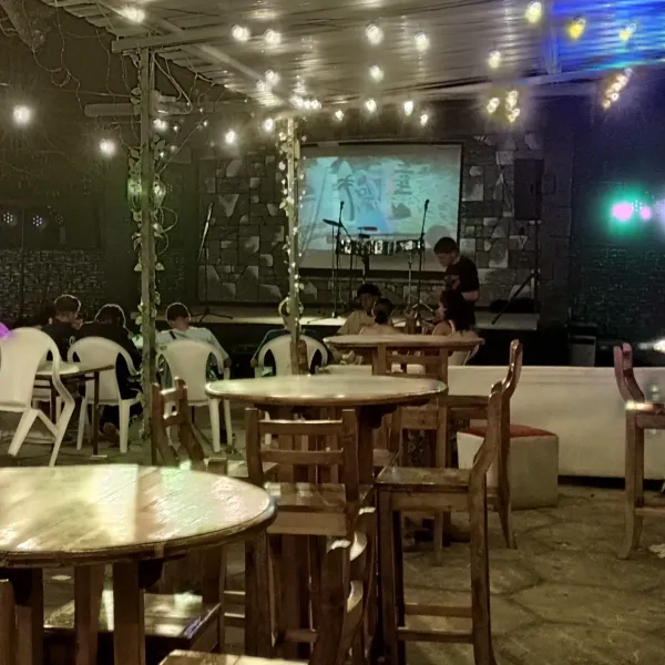 🍛Bar-Restaurant que defiende la recreación en familia, las tradiciones cubanas🇨🇺, la cultura💃. 
📍Estamos ubicados en calle 28 e/ 35 y 37, Detrás del 📽️Cine Caribe.