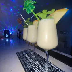 Coctel piña colada con ron