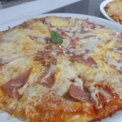 PIZZA DE JAMON Y QUESO GOUDA