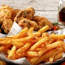 Pollo frito con papitas