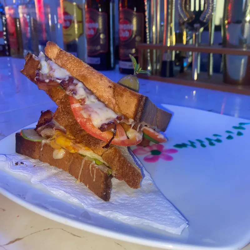 Sandwich de bacon y queso gouda