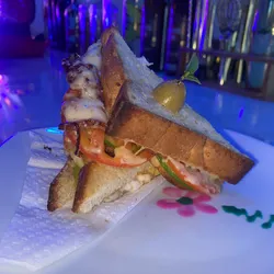 Sandwich de bacon y queso gouda